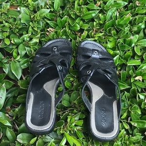 Great pair of Ecco ladies black sandals!